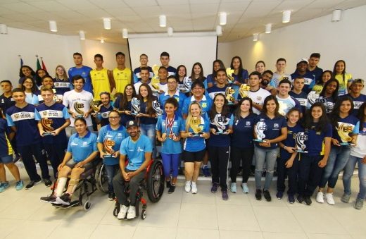 Campeões dos Abertos levam o troféu para casa 3