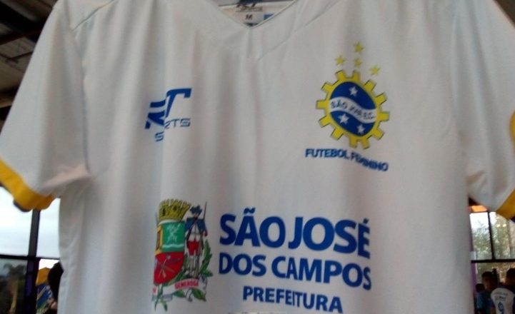 Meninas da Águia colocam estrelas na camisa 1