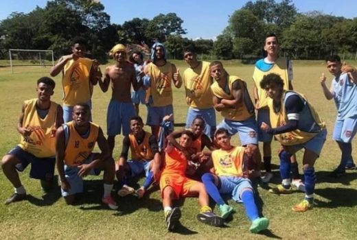 Manthiqueira joga em reencontro com a torcida 17