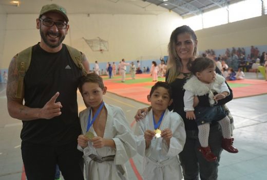 Festival de judô atrai alunos e torcedores ao ginásio 15