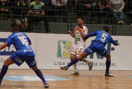 São José Futsal leva gols no fim e perde 1