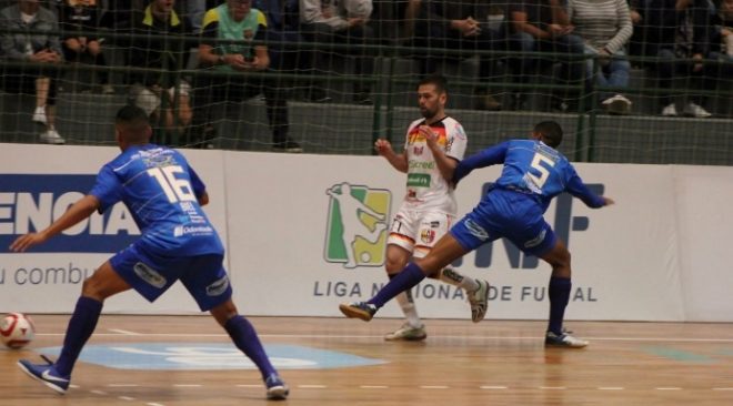 São José Futsal leva gols no fim e perde 1