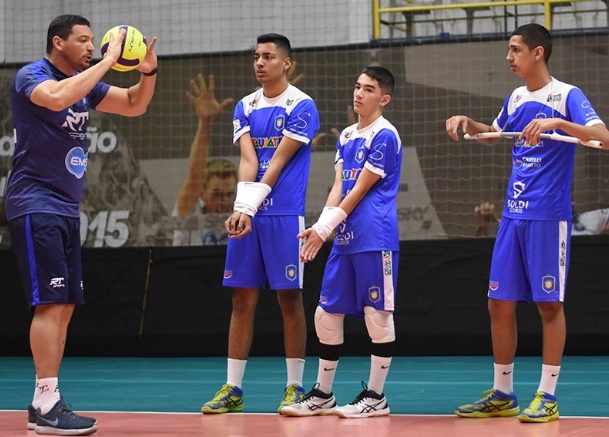 Garotos participam dos treinos do Taubaté Vôlei 1