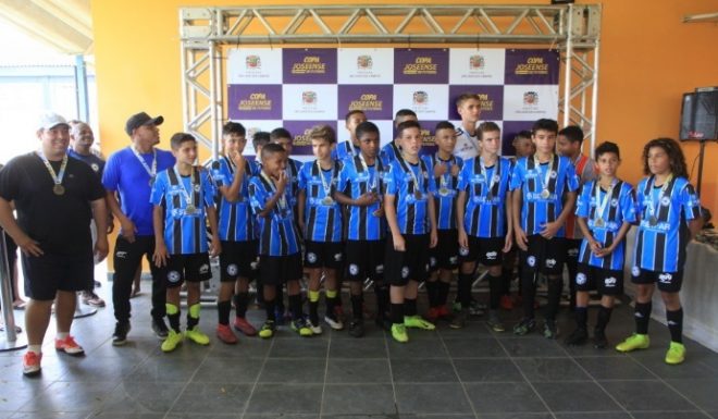 Campeões da Copa Joseense infantil comemoram 1