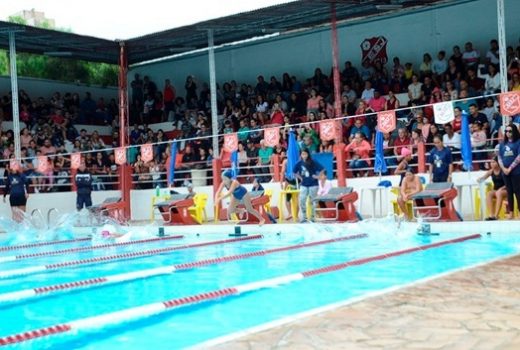 Alunos de natação competem finalizando curso 1