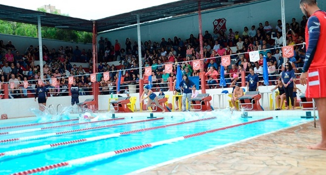 Alunos de natação competem finalizando curso 1