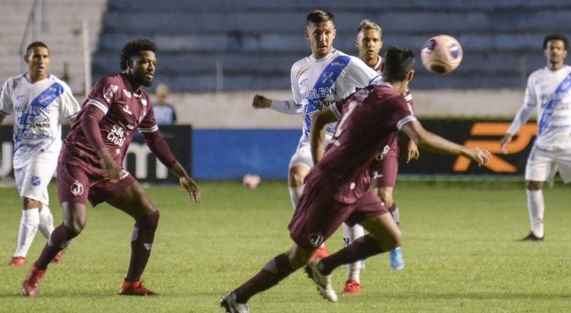 Taubaté perde na estreia do novo técnico 1