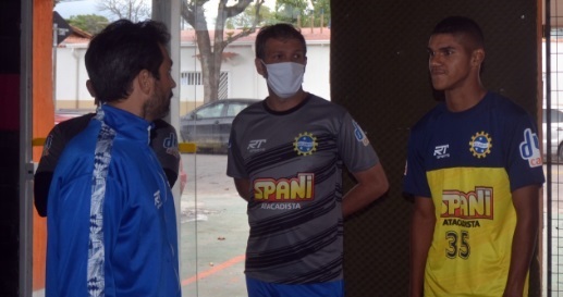 São José contrata e fica mais perto da vaga 1