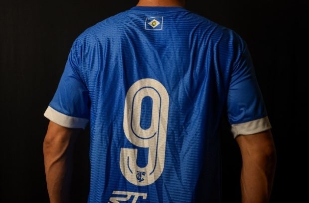 Taubaté apresenta camisa e sub-20 comemora 2