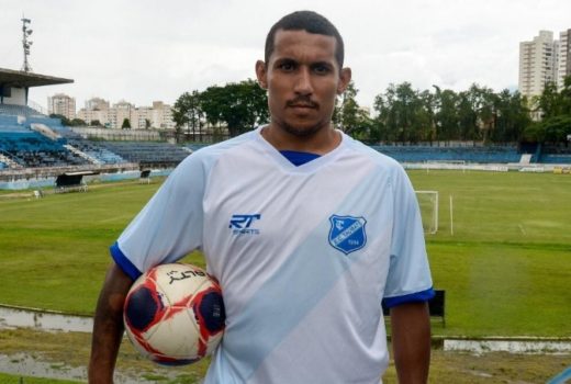 Volante do Taubaté apresenta camisa e defende posição 12