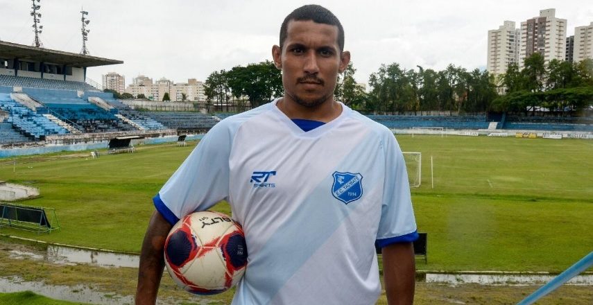 Volante do Taubaté apresenta camisa e defende posição 1
