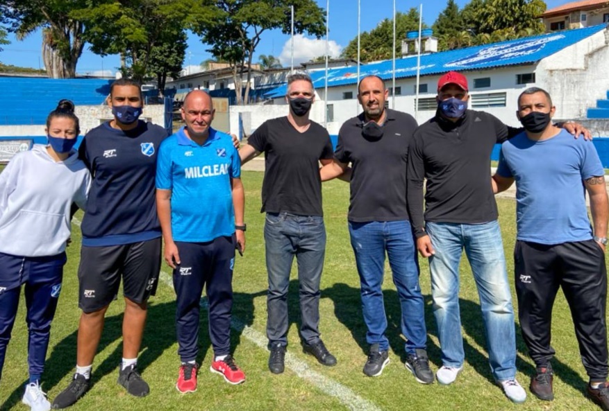 Taubaté treina garotos e técnico principal acompanha 2