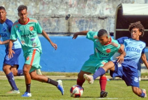 Taubaté treina garotos e técnico principal acompanha 4