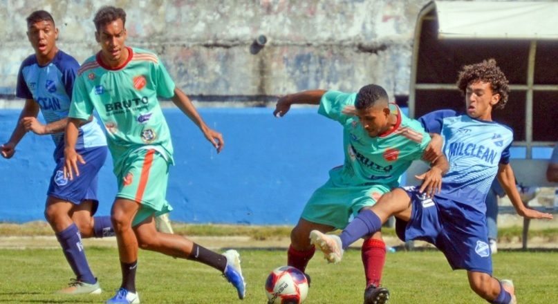 Taubaté treina garotos e técnico principal acompanha 1