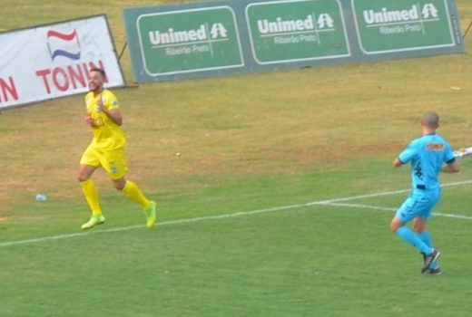 Taubaté contrata atacante que correspondeu no rival 17