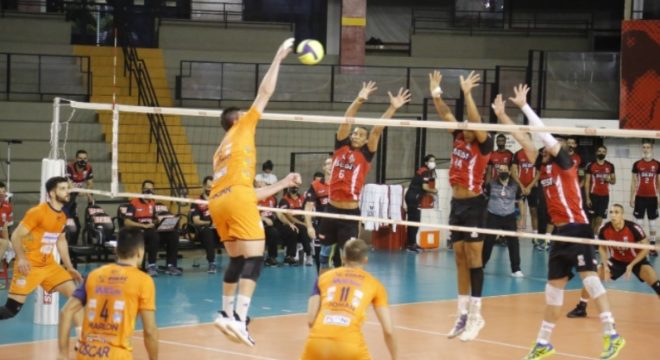 Novo time joseense de vôlei vira e vence o Sesi 1