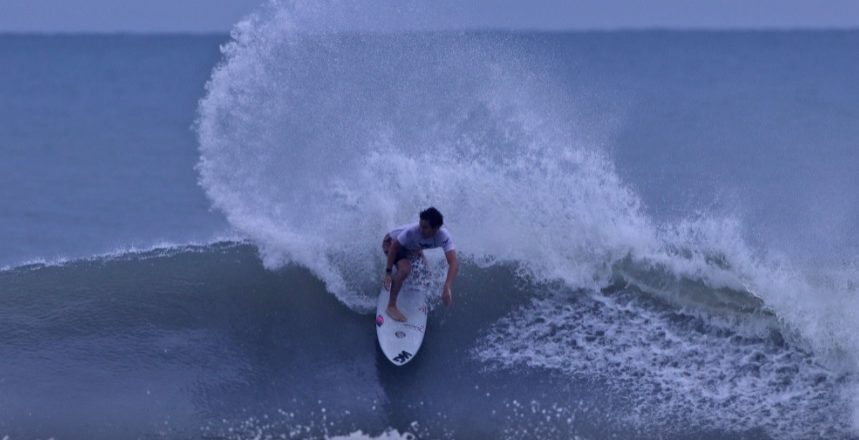 Surfe de Ubatuba domina etapa inicial de evento 1