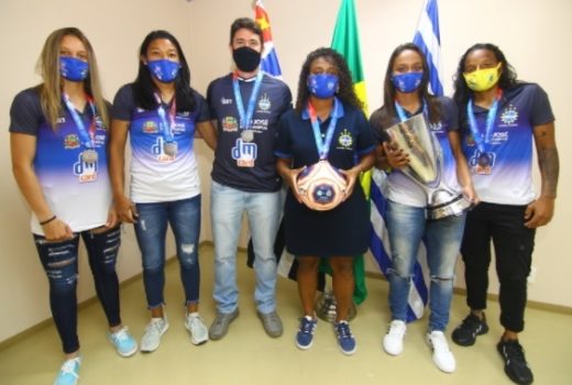 São José feminino apresenta taça e agradece 3