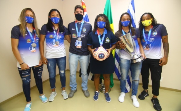 São José feminino apresenta taça e agradece 1