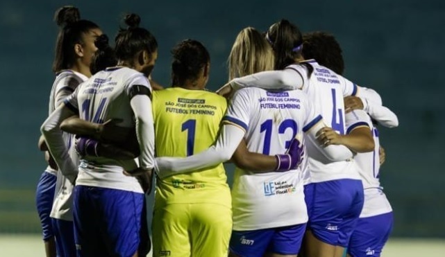 São José Feminino renova contratos e homenageia 3