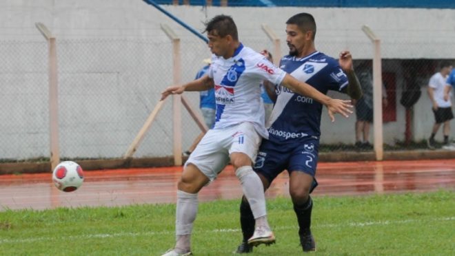 Taubaté leva gols de fora da área e perde em Leme 1