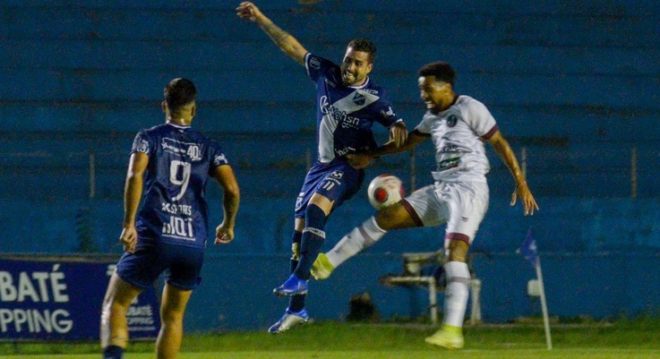 Taubaté empata e desce à zona de rebaixamento 1