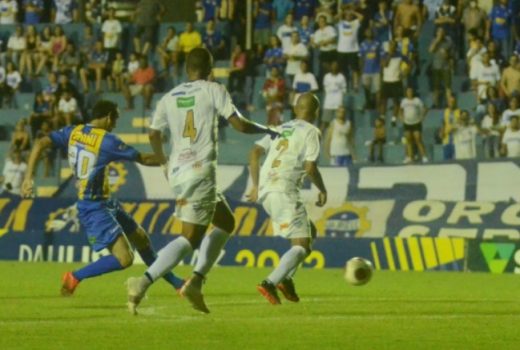 São José arranca empate e sobrevive na disputa 5
