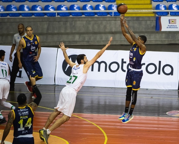 São José Basketball vence de novo e avança 3