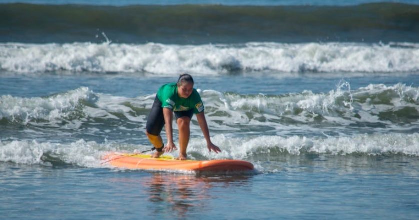 Ubatuba tem um sábado com aula de surfe adaptado 1