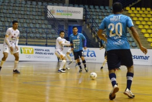 Taubaté Futsal sofre derrota após expulsão no final 14