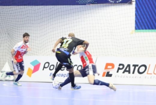 São José Futsal leva gols no fim e perde no Paraná 1