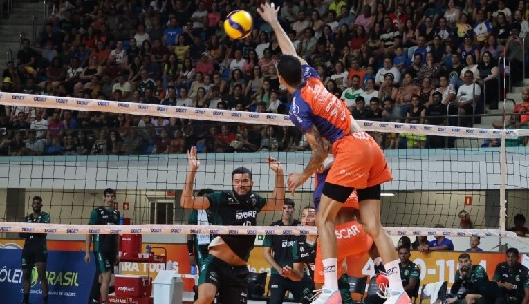 Farma Conde Vôlei corresponde na primeira em casa 1