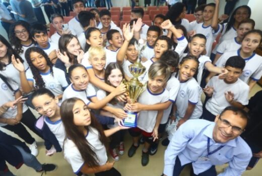 Campeã dos Jogos Escolares festeja com o troféu 6
