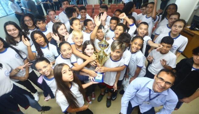 Campeã dos Jogos Escolares festeja com o troféu 1