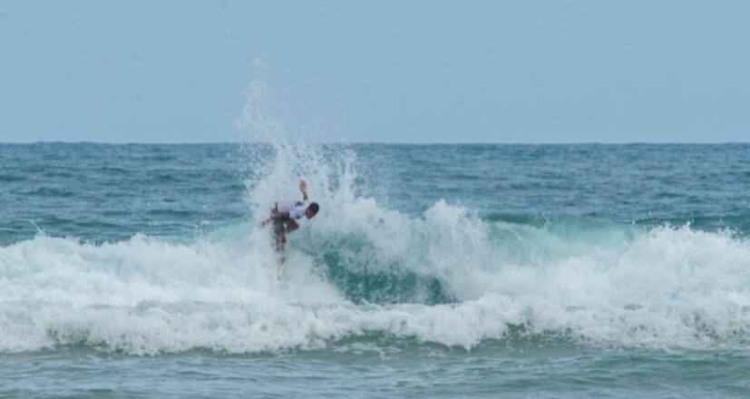Surfista fecham circuito Filipe Toledo em Ubatuba 1