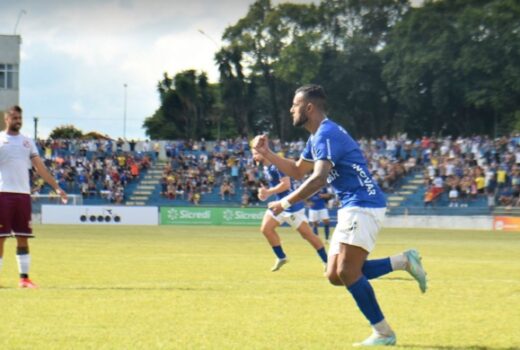 São José contrata centroavante e sonda um meia 10