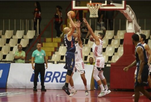 São José Basketball perde no Rio e vai ao Teatrão 8
