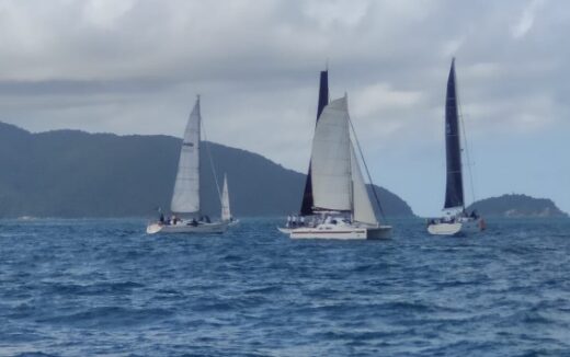 Barcos se aproximam antes da Semana de Vela 11
