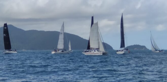 Barcos se aproximam antes da Semana de Vela 1