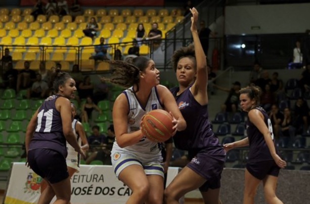 Basquete feminino estreia vencendo no Teatrão 2