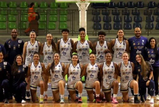 Basquete feminino estreia vencendo no Teatrão 12
