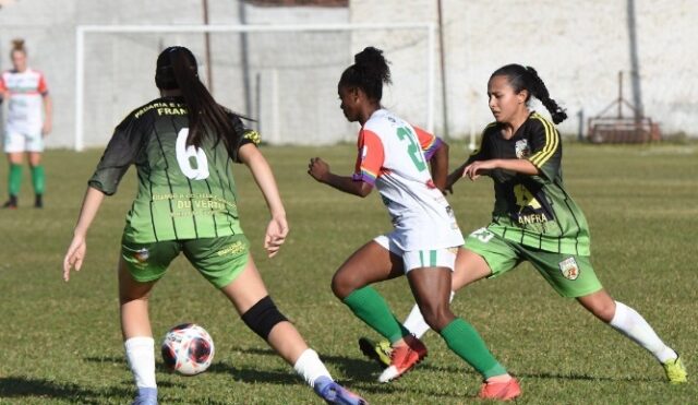 Pinda faz 10 a 0 e espera o adversário da final 1