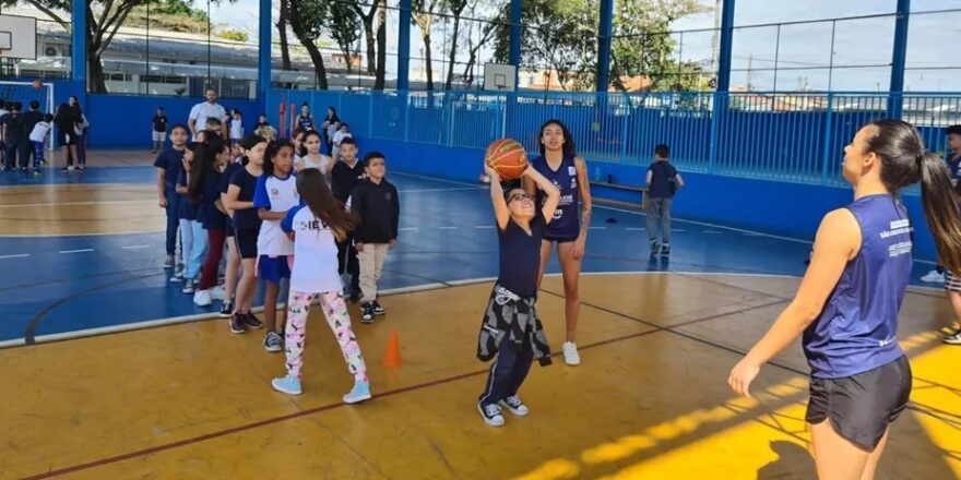 Jogadoras do basquete joseense visitam alunos 1