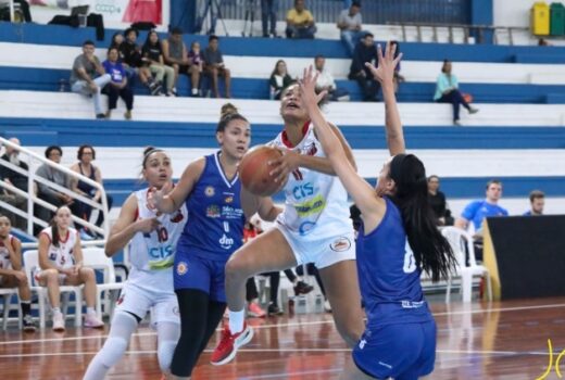 Basquete perde na estreia para mais experientes 6