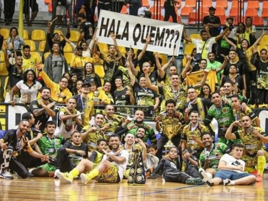 Copa Popular de Futsal tem novo campeão festejando 1