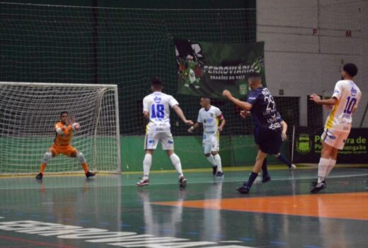 Clássico do Vale no futsal abre finais com empate 3