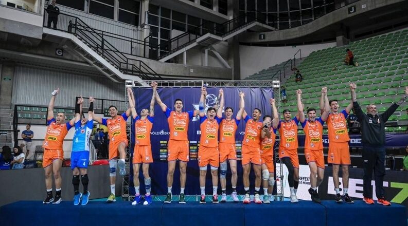 Vôlei joseense campeão vai desfilar com o troféu 1