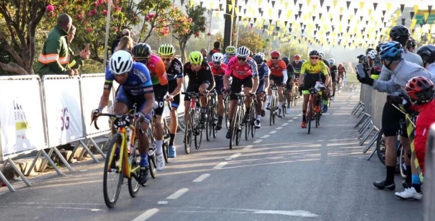 Ciclistas já treinam para o ano novo do Tour de France 1