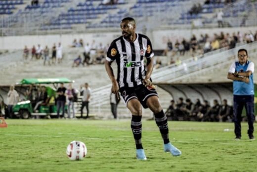 Taubaté anuncia jogador de duas posições da defesa 15