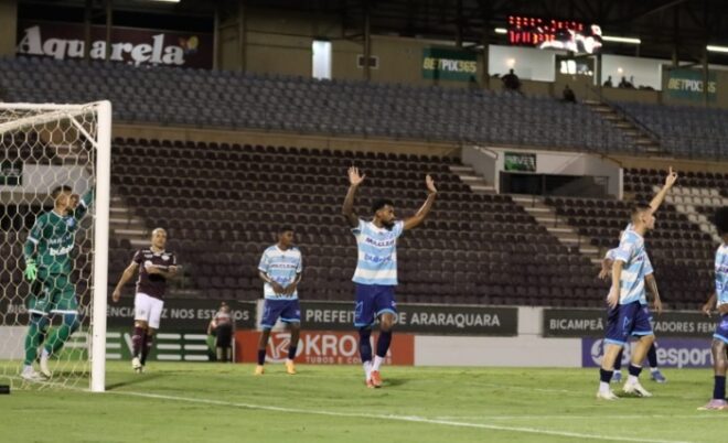 Taubaté traz empate de Araraquara e ainda respira 1